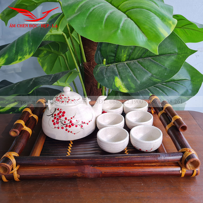 Bộ ấm chén Bát Tràng sẽ làm bạn thấy được vẻ đẹp tinh tế và điêu luyện của nghệ thuật gốm sứ truyền thống của Việt Nam. Hãy để những chiếc ấm chén này mang lại cho bạn một trải nghiệm thật trọn vẹn của văn hóa truyền thống đất nước.